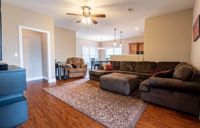 Building Photo - BEAUTIFUL HOME ON WEST SIDE!! SCREENED IN PATIO! FENCED IN YARD!