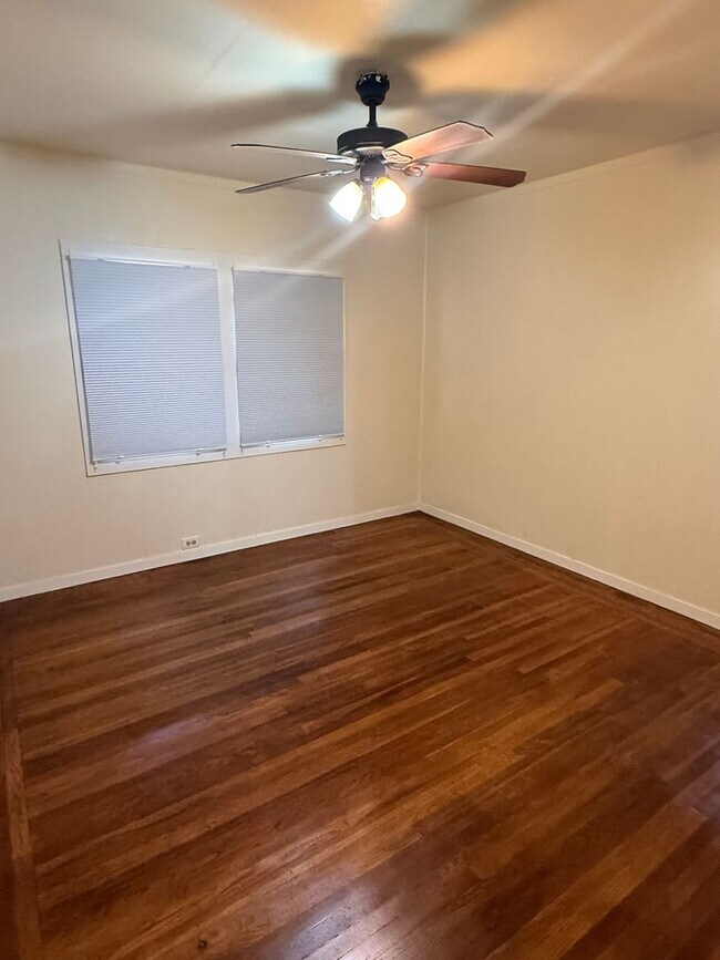 Building Photo - Huge 2 Bed House with a Shared Back Patio