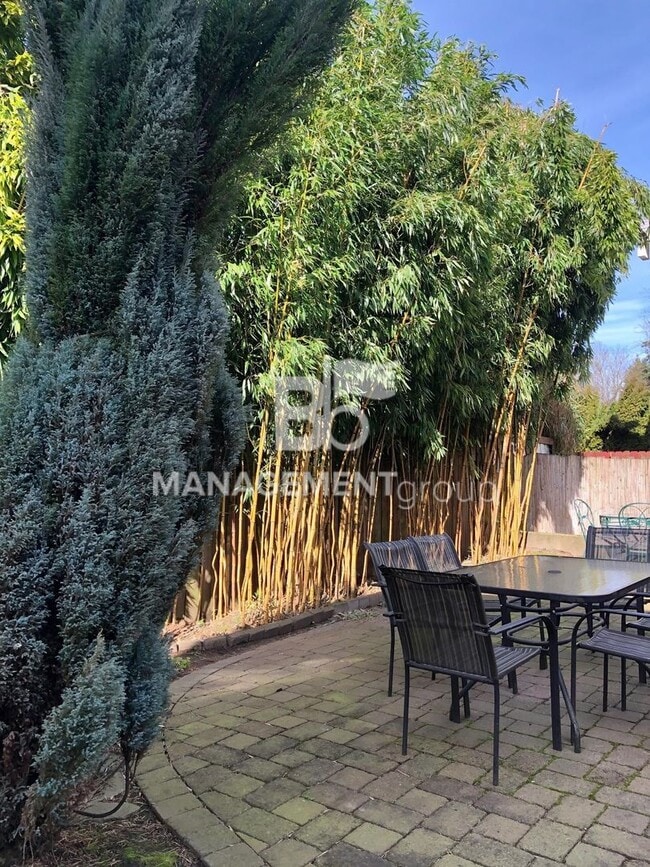 Building Photo - Close-In NE Portland Victorian Offers  Perfect Blend of  Old Charm with Newer Amenities. Lush Pri...