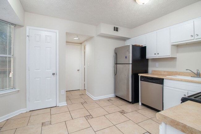 Building Photo - 3 bdrm, 2.5 bath in Stonecrest