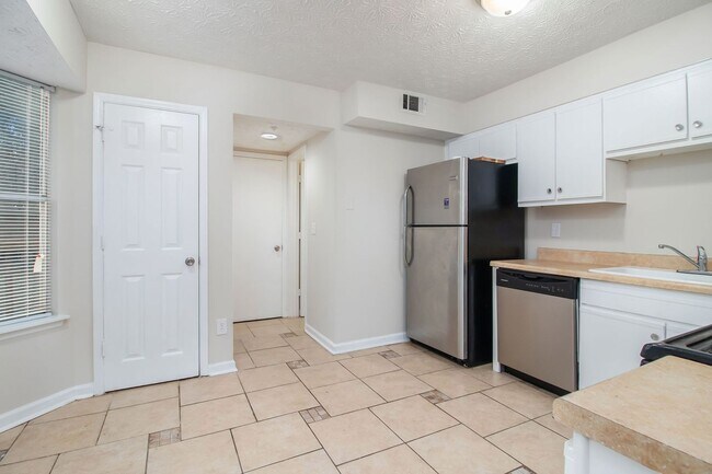 Building Photo - 3470 Framingham Dr