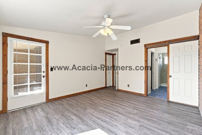 Building Photo - Spacious Three Bedroom/Three Bath Townhome