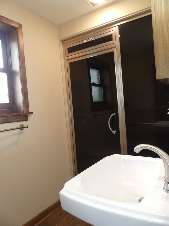 Building Photo - Remodeled 4 bedroom! Fenced backyard! 2 Ca...