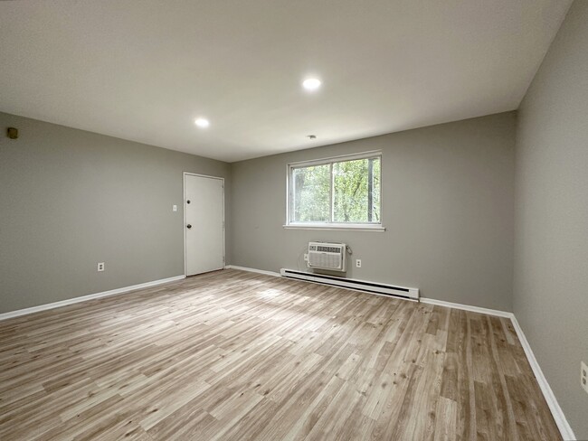 Building Photo - Woodland Manor Apartments