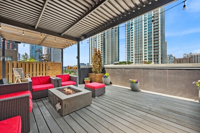 Building Photo - 330 N Clinton St