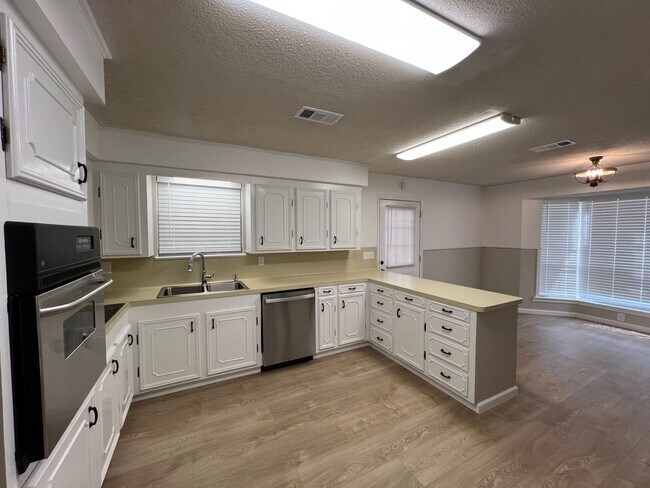 Building Photo - 9240-9250 Lockhart Rd