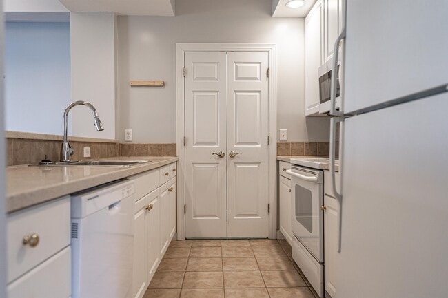 Building Photo - 1733 Woodbrooke Dr