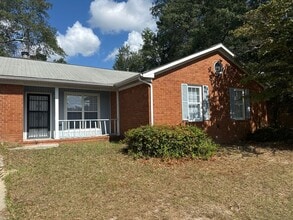 Building Photo - Four Bedroom, Two Bath Home, Just Off Tobacco Rd!