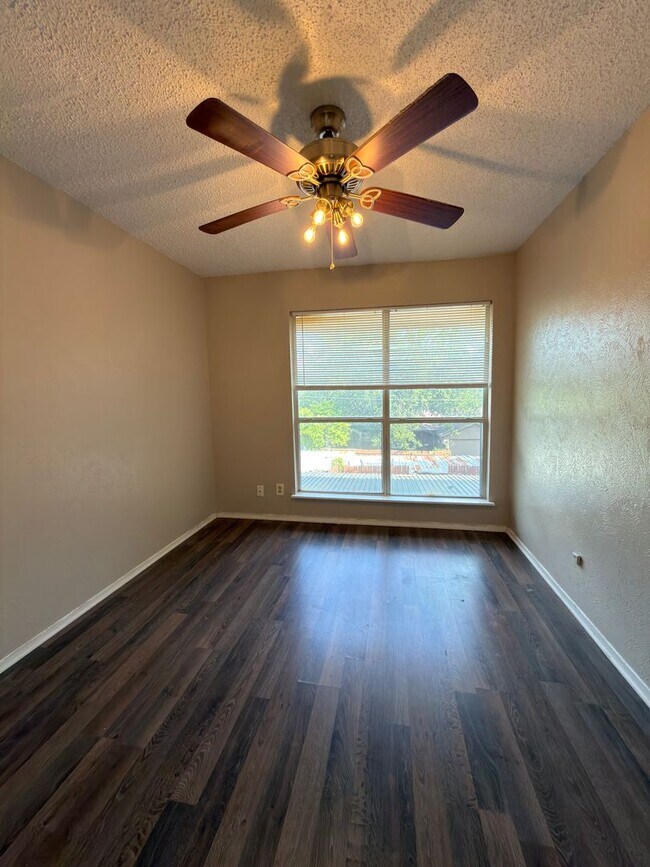 Building Photo - 358 Valley Park Dr