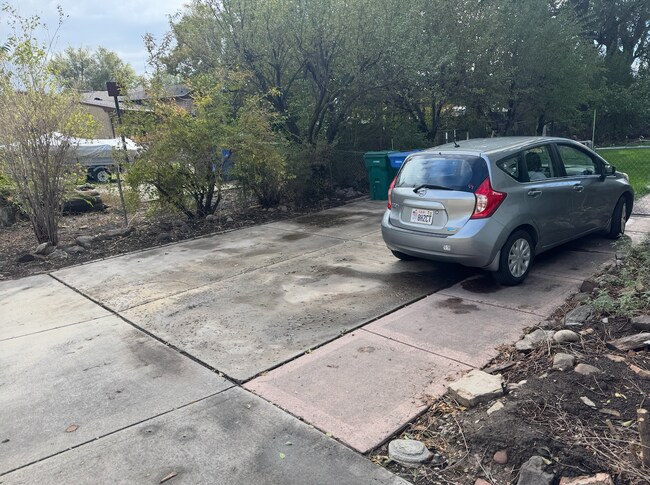 Building Photo - Cute Lehi rambler with tons of yard space and trees!