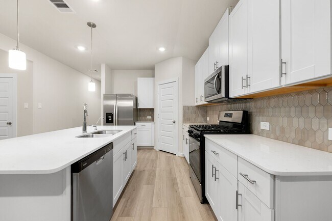 Building Photo - 6611 Castella Dr