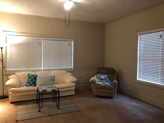 Building Photo - Walk to UF Campus! AUGUST MOVE IN! 4 bed/ ...