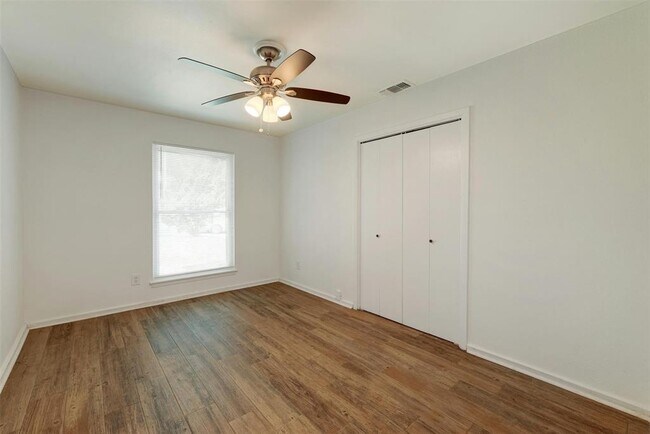 Building Photo - 10207 Rutland Village W