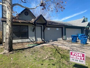 Building Photo - Cute 2/1 duplex with a garage