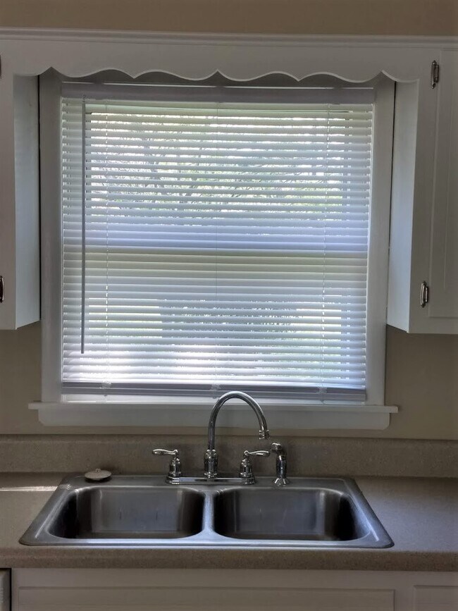 Building Photo - 137 Prentice St