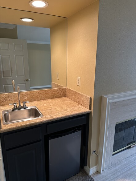 Building Photo - 15400 Zaharias St