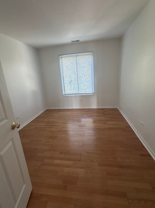Building Photo - 234 W Ct of Shorewood