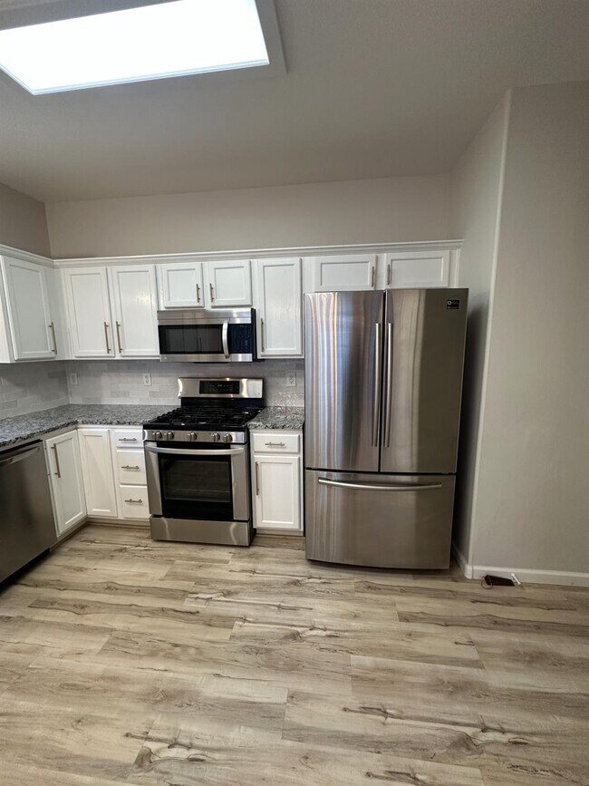 Building Photo - 721 W Fontaine Ln