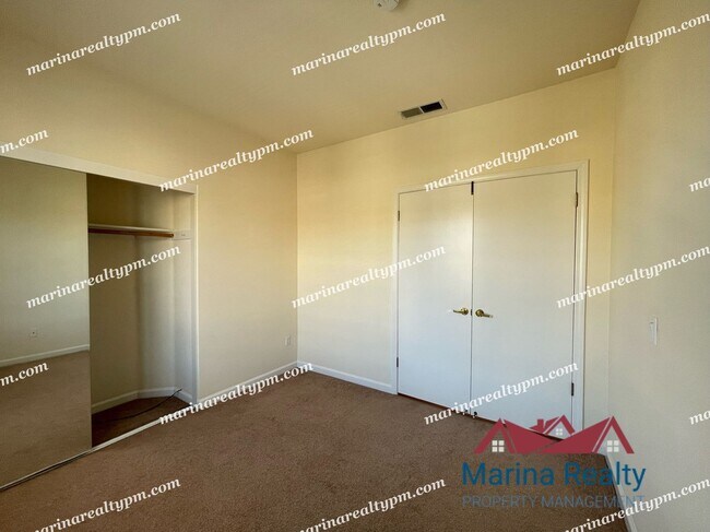 Building Photo - 2 Bedroom, 2 Bath Beautiful Townhouse Cond...