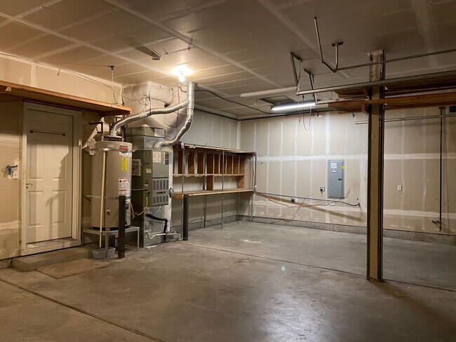 Building Photo - FANTASTIC 4 Bed 2.5 Bath Home in Salmon Cr...