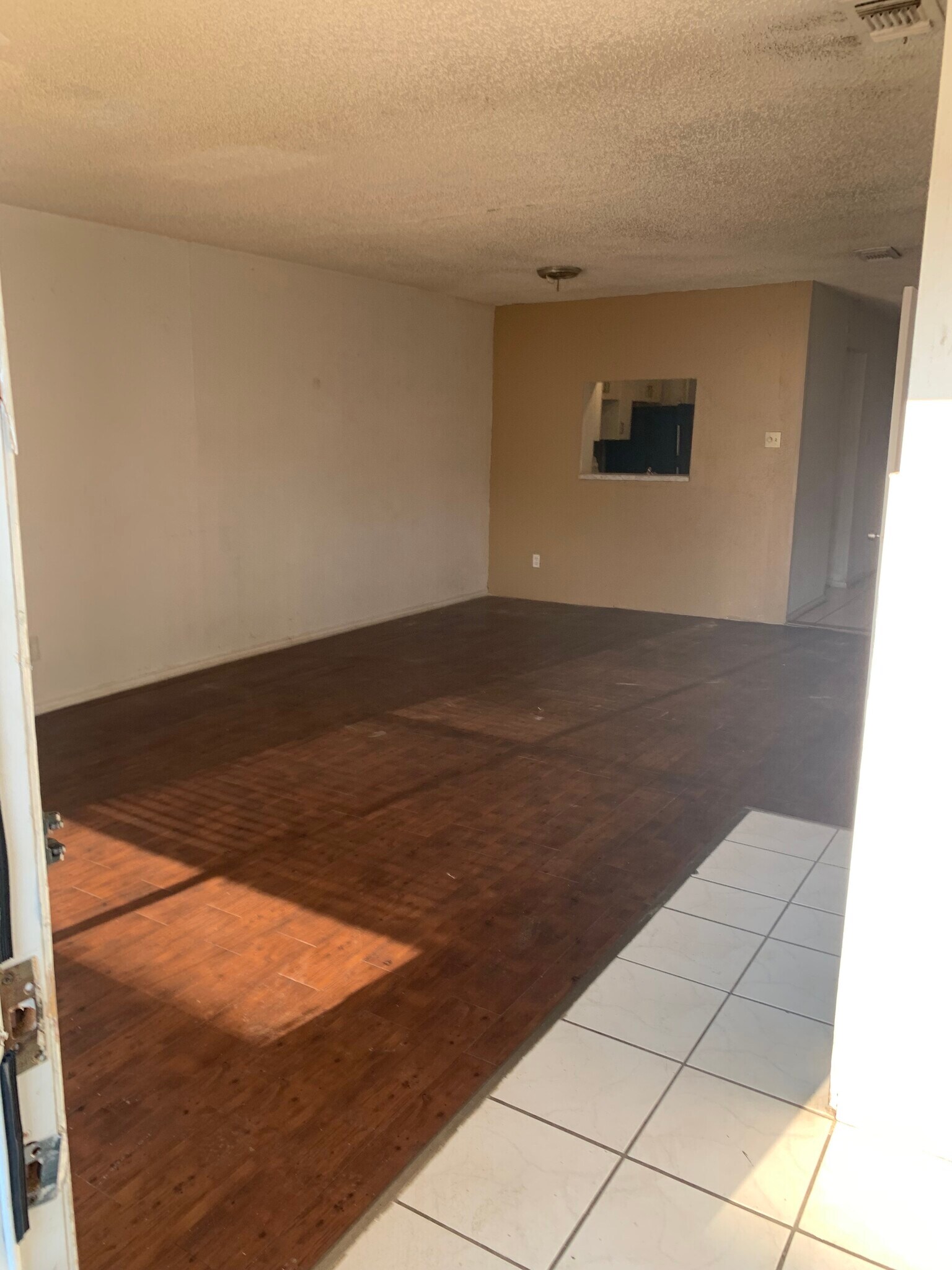 Living - 15536 Weldon Dr