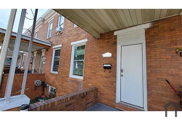 Building Photo - 2 Bedroom home with Rear Yard