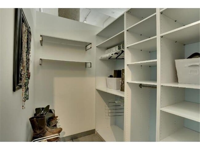 Building Photo - 700 N Washington Ave