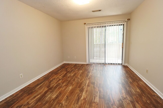 Building Photo - Spacious 2BR 2BA townhome in Village Creek!