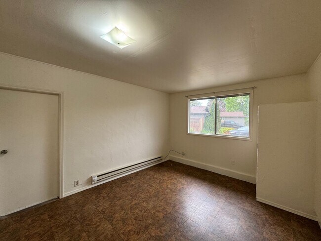 Building Photo - 3 Bedroom, 2 Bath Single Family Home in Cal Young/Gilham Neighborhood
