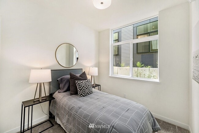 Building Photo - Beacon Hill - 2 Bedroom / 2 Bath Townhome
