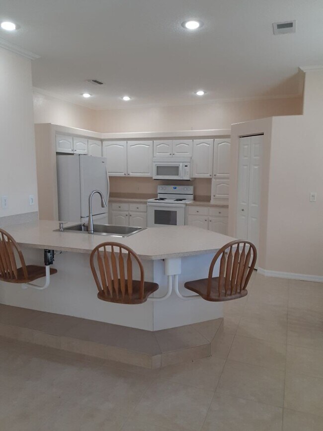 Building Photo - Move In Special