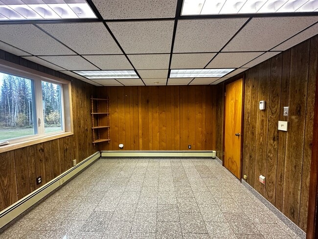 Building Photo - 2bed/1bath Upper Unit/No Garage/ Pets Nego...