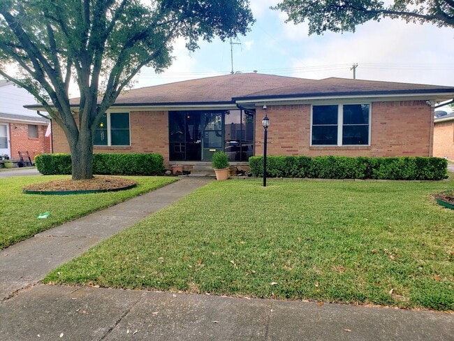 Primary Photo - 2 Bedroom, 2 Bath Duplex in Lochwood