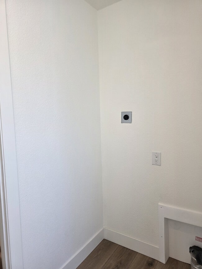 Building Photo - 8368 Ridge Dr