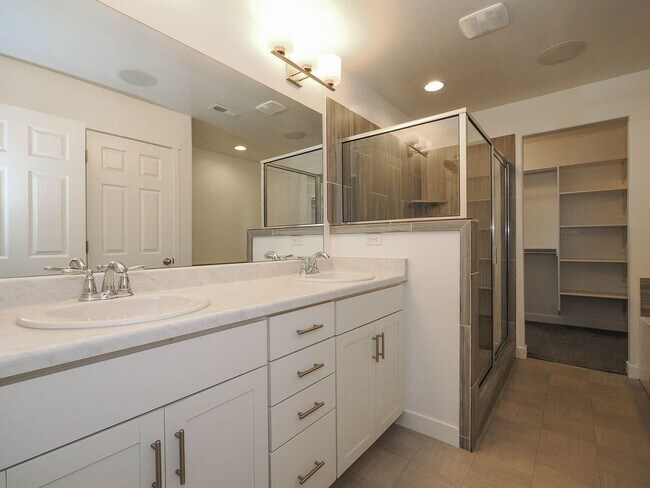 Building Photo - 3 Bedroom, 2.5 Bathroom Riverton Town Home