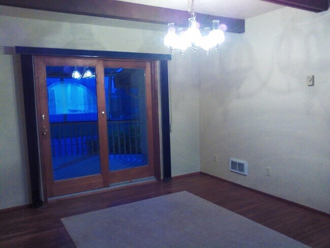 Building Photo - Large Shop Perfect for a home based business, plus 136 feet of waterfront.