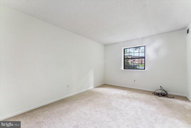 Building Photo - 3207 Valley Dr