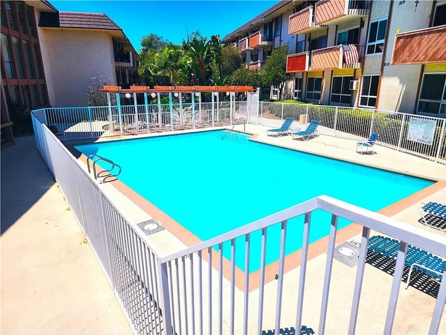 Building Photo - Studio Condo! Long Beach! 90804! Move-In Special $500 Off First Months Rent!