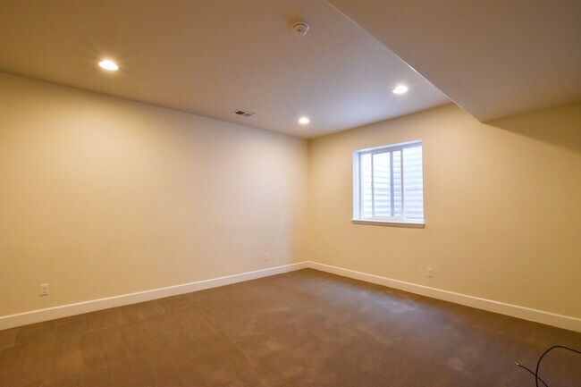 Building Photo - 9761 Beryl Dr