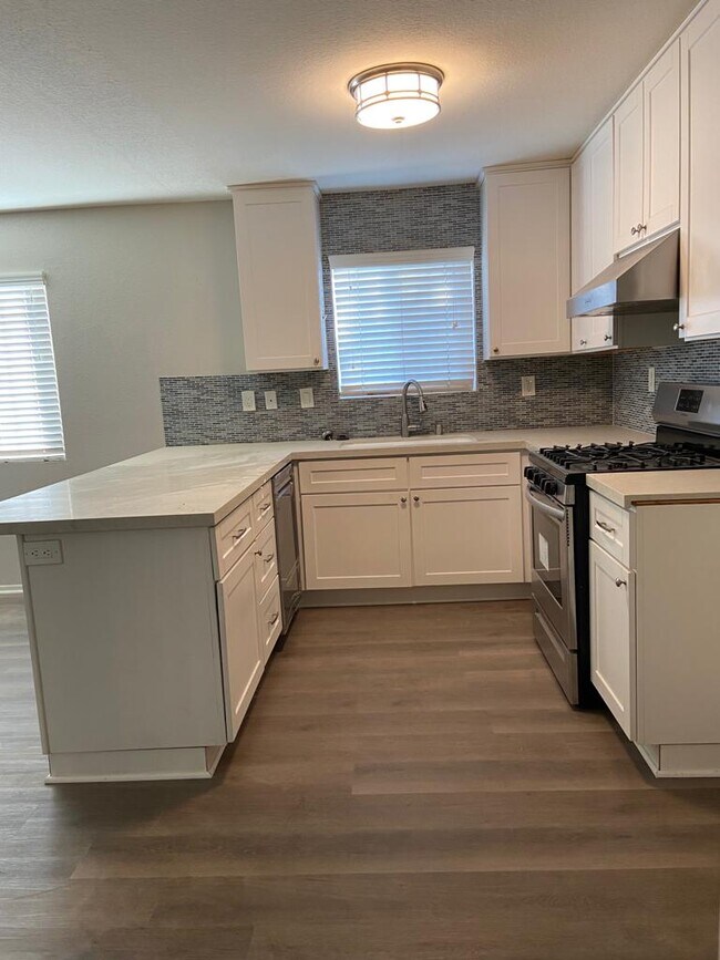 KITCHEN - 125 N Cabrillo Ave