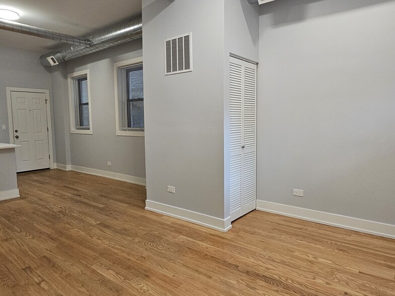 Building Photo - 1415 W Erie St