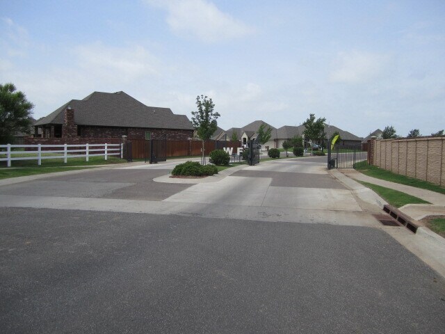 Building Photo - 12221 Biltmore Dr