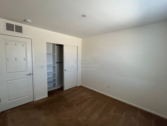 Building Photo - 325 Stone Creek Dr