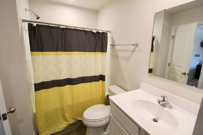 Building Photo - Townhome with a large fenced in yard for rent!