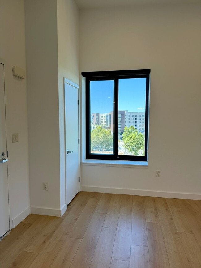 Building Photo - Corner Unit With Views