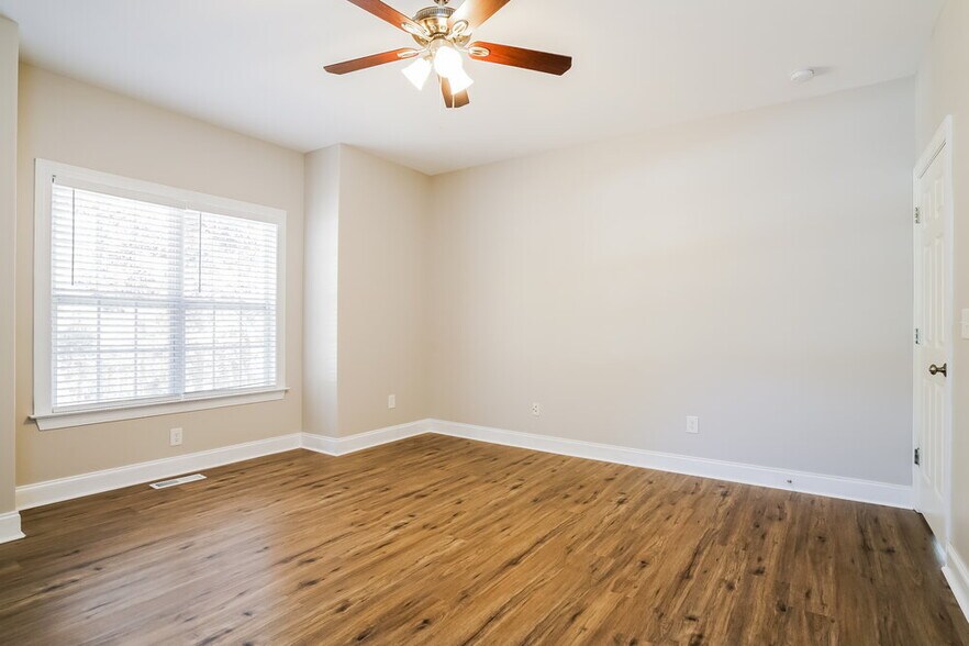 Building Photo - 49 E Trafalgar Ct