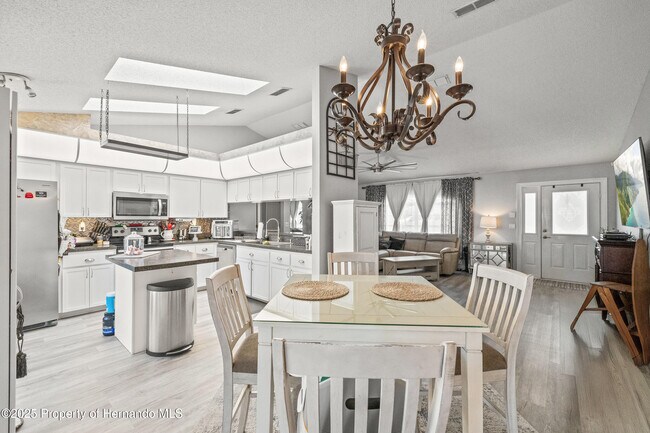 Building Photo - 4052 Montano Ave