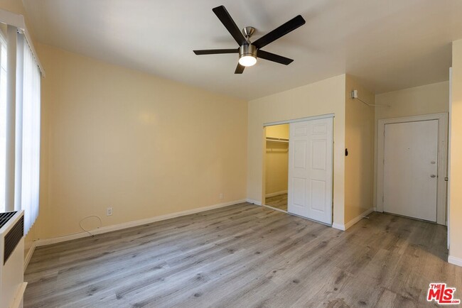 Building Photo - 946 S Burlington Ave