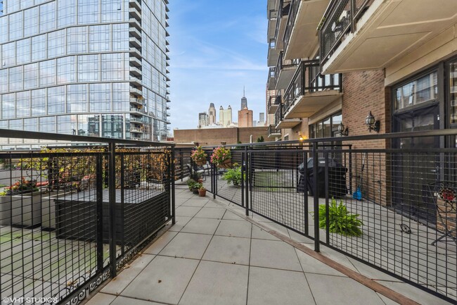 Patio with gate to common area - 849 N Franklin St