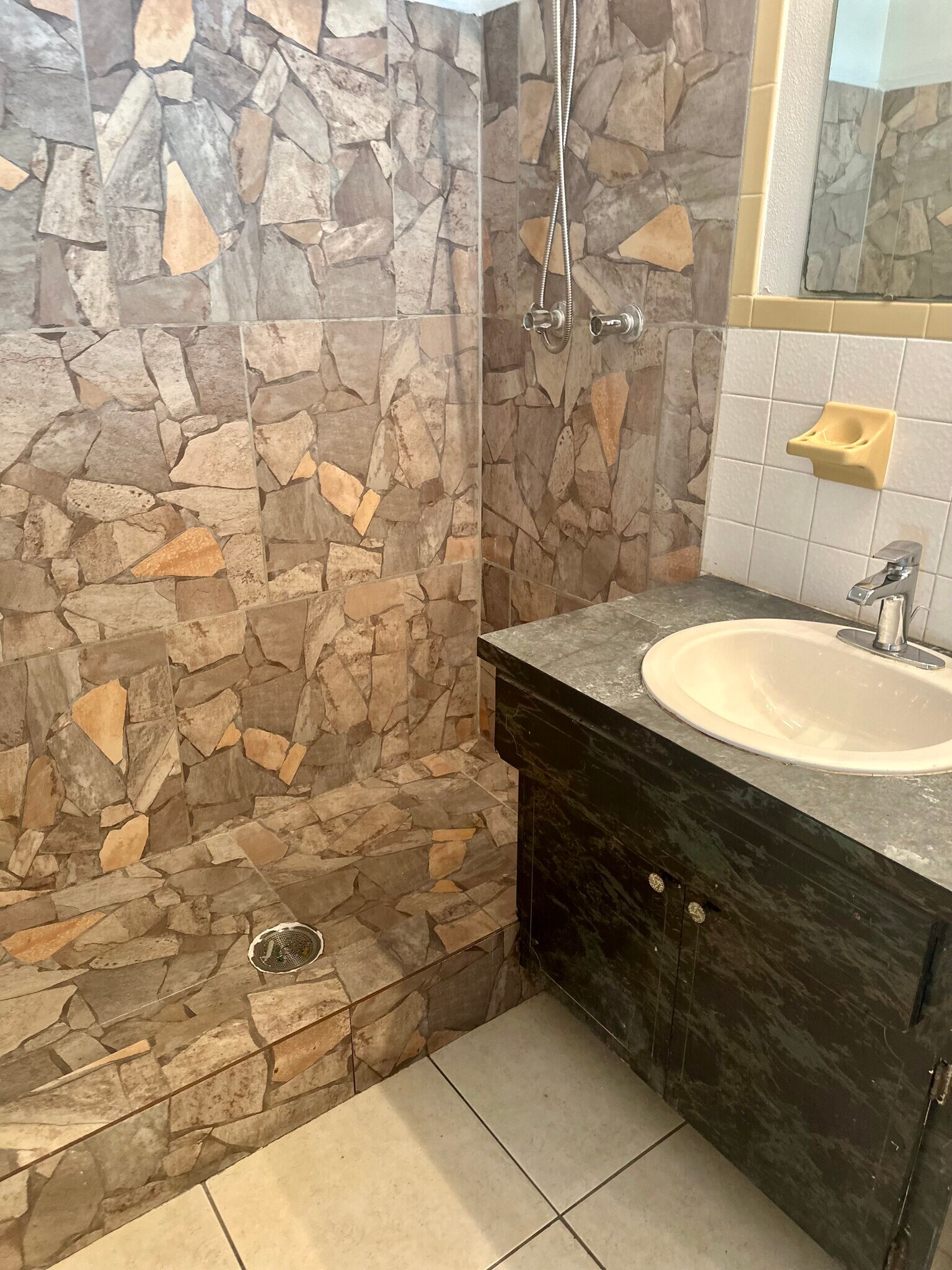 Building Photo - 11010 Tamarix Ave